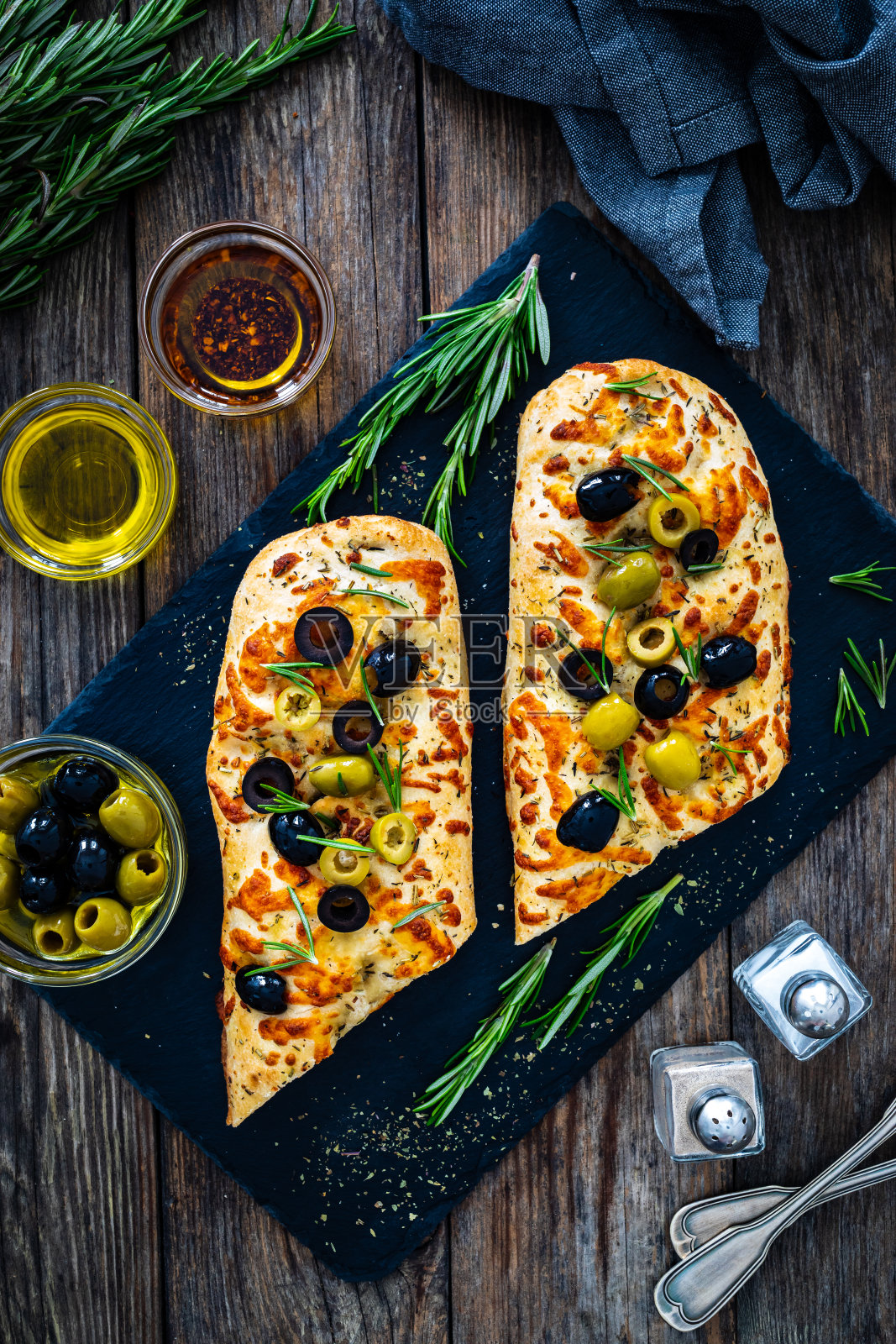 佛卡西亚-烤马苏里拉三明治与迷迭香在木桌照片摄影图片