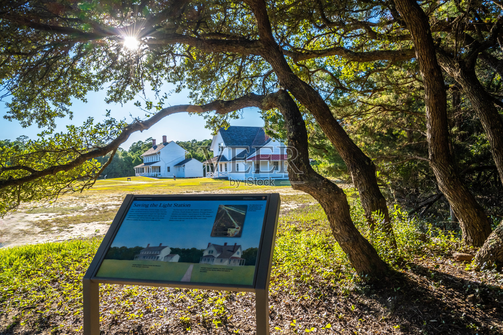 位于北卡罗来纳州哈特拉斯角的历史灯塔的描述板照片摄影图片