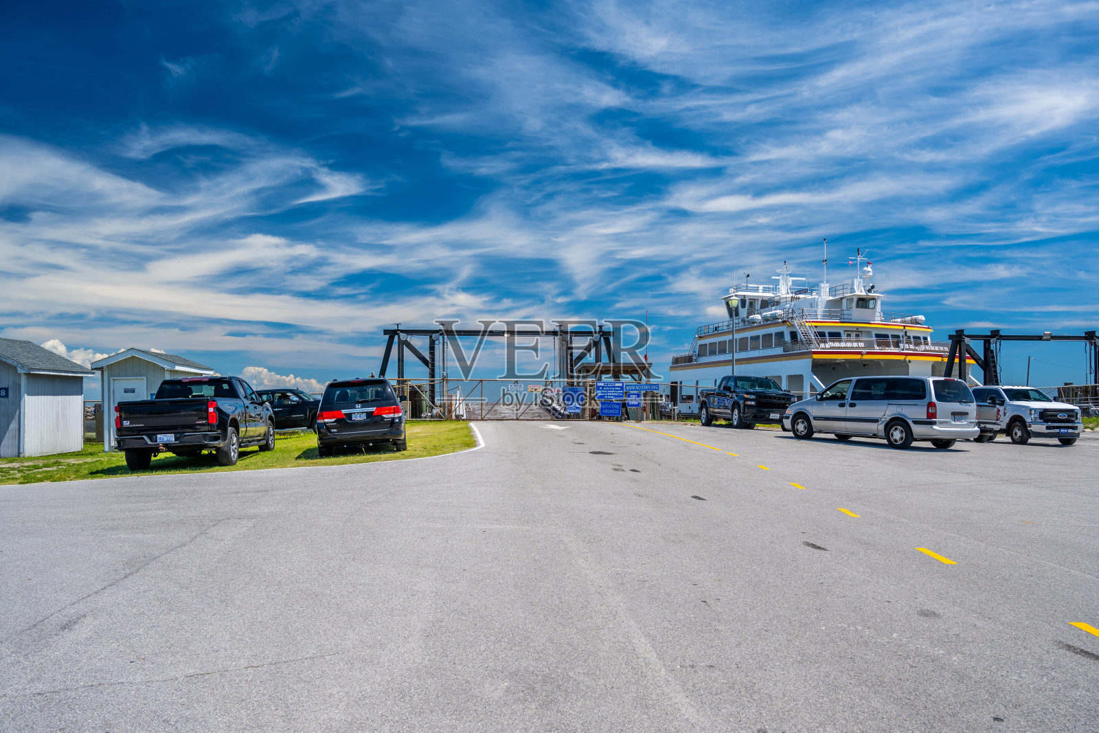 通往北卡罗莱纳州雪松岛的入口公路照片摄影图片