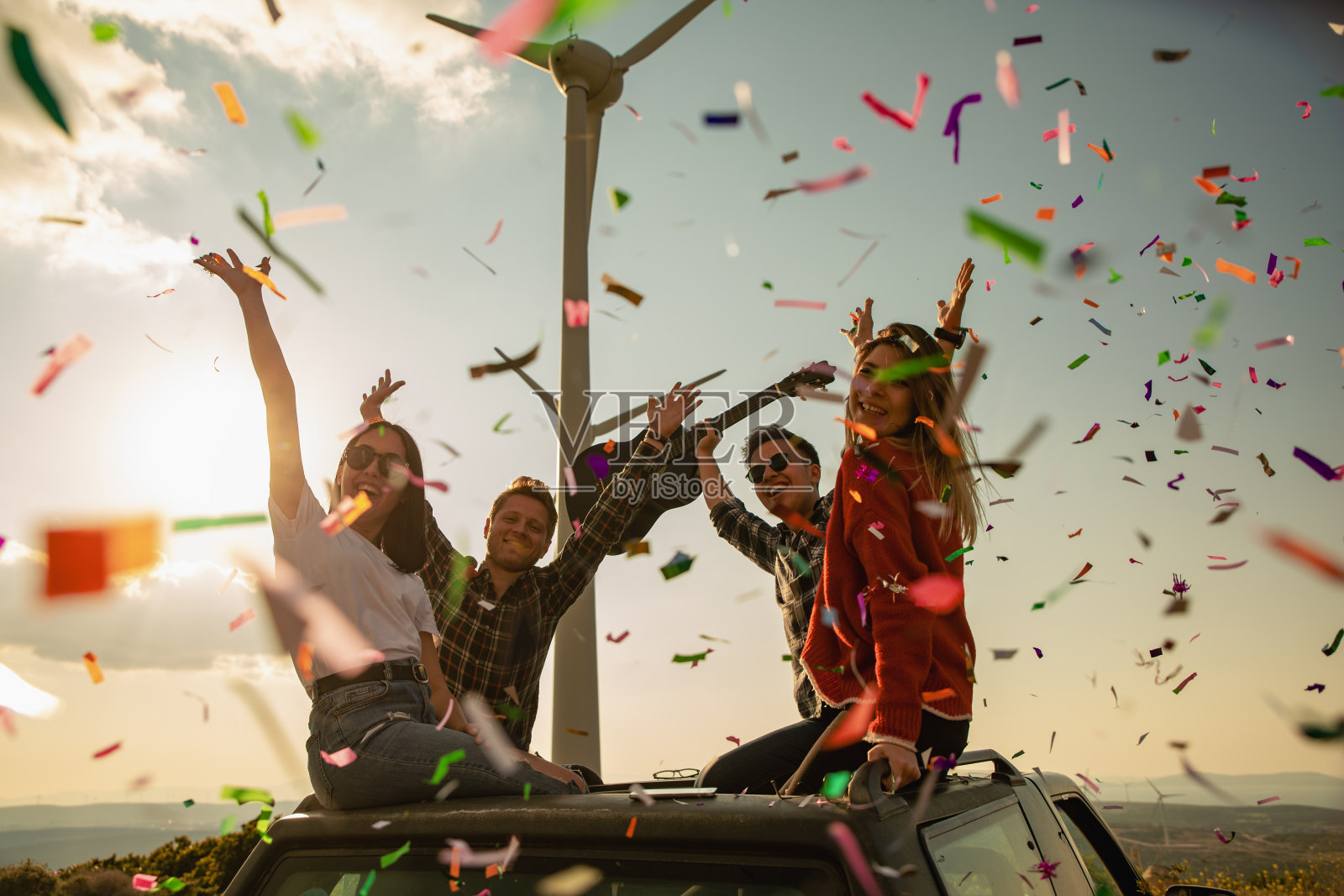 最好的朋友在大自然中享受户外聚会照片摄影图片