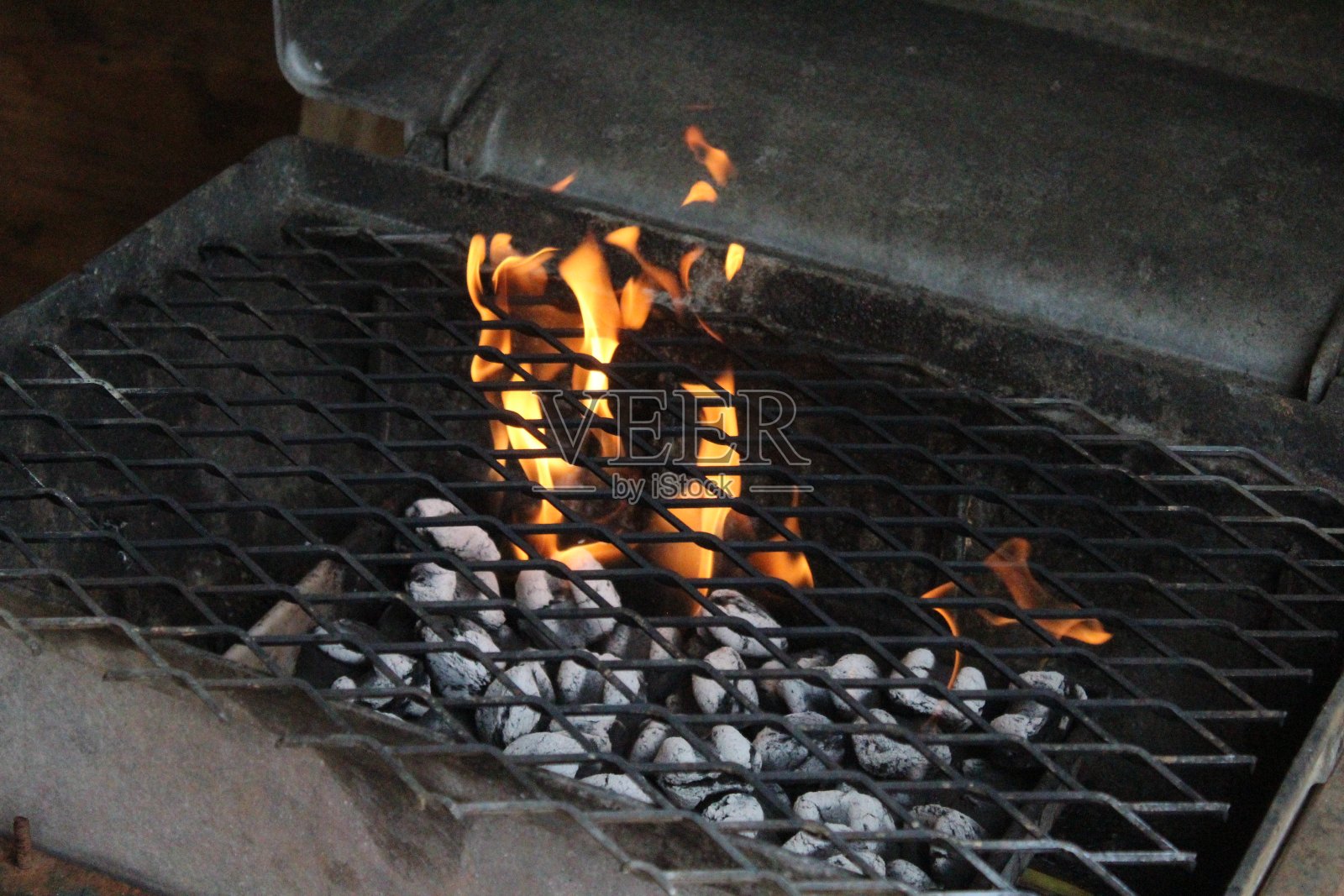在烤架上烧烤照片摄影图片