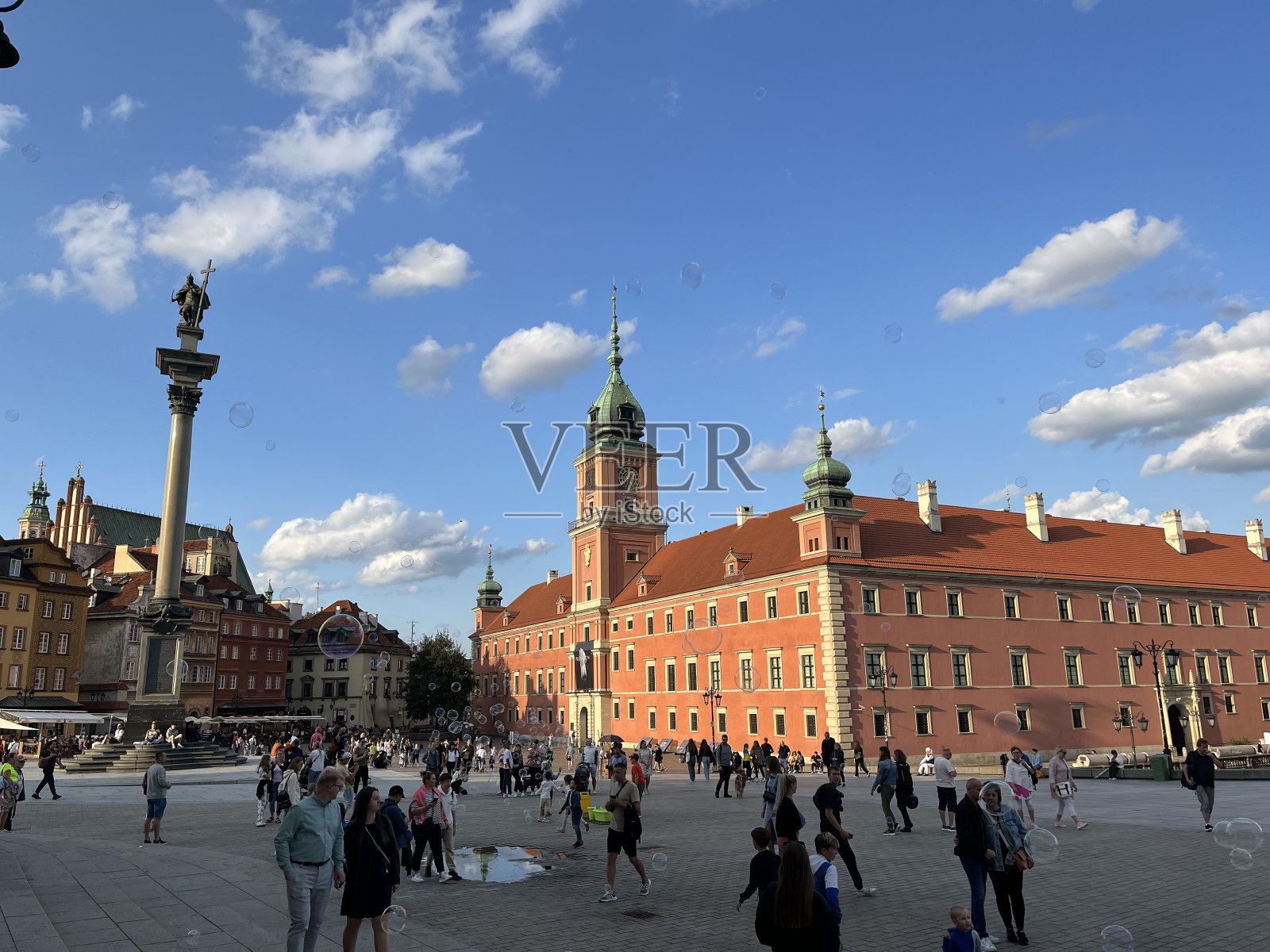 华沙主要广场齐格蒙特三世·瓦萨圆柱、皇家城堡、雕像、肥皂泡、人群、阳光照片摄影图片