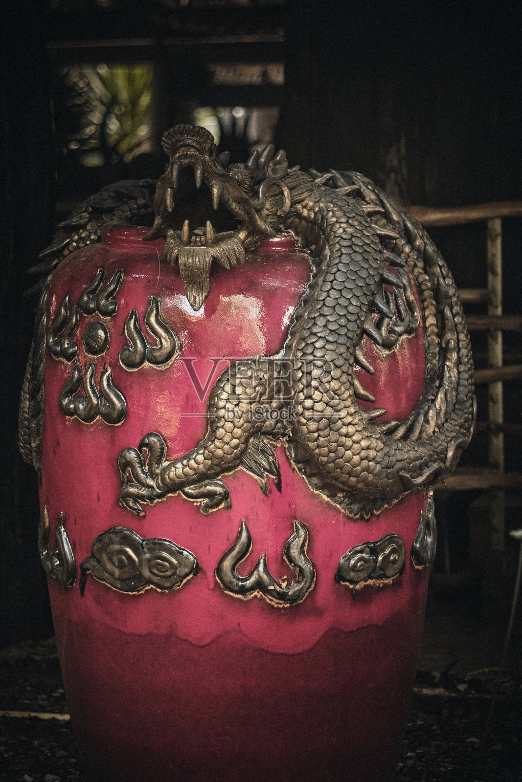 泰国清莱黑屋(Baan Dam博物馆)建筑中的龙雕塑瓮照片摄影图片