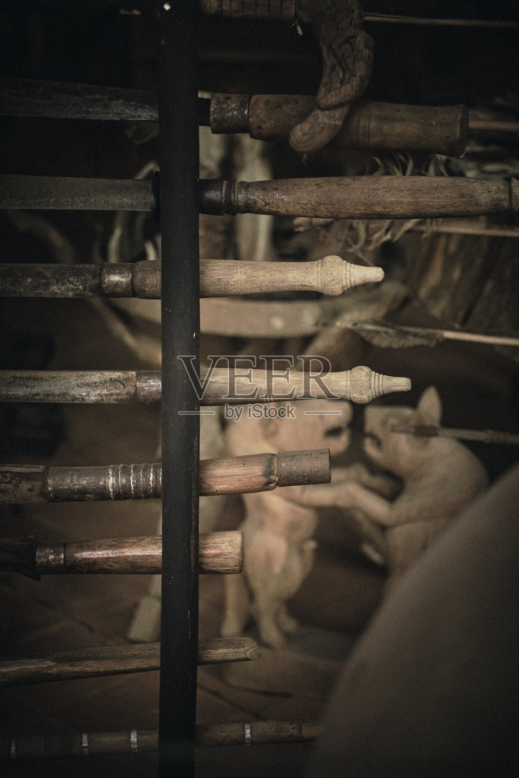 泰国清莱Black House (Baan Dam Museum)建筑中的古剑柄照片摄影图片