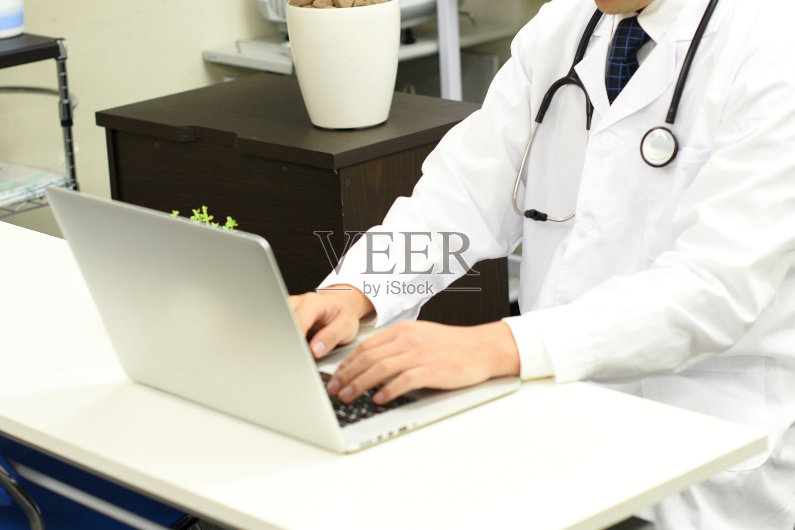 穿着白大褂书写文件的医务人员的双手照片摄影图片