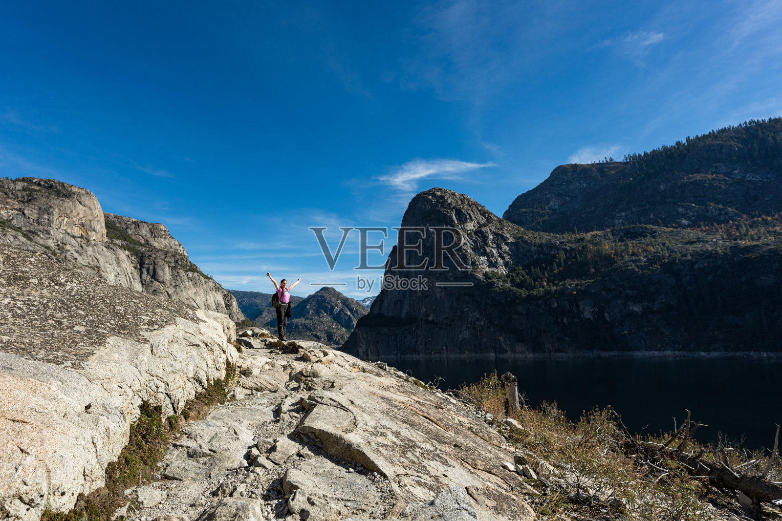 在约塞米蒂国家公园徒步旅行的爱冒险的女人照片摄影图片