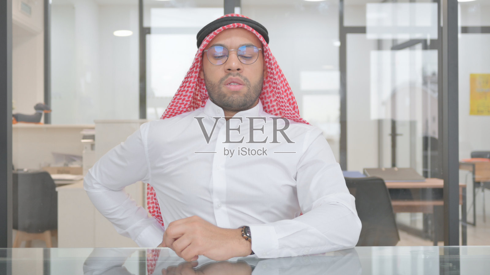 年轻的穆斯林男子背部疼痛，痉挛照片摄影图片