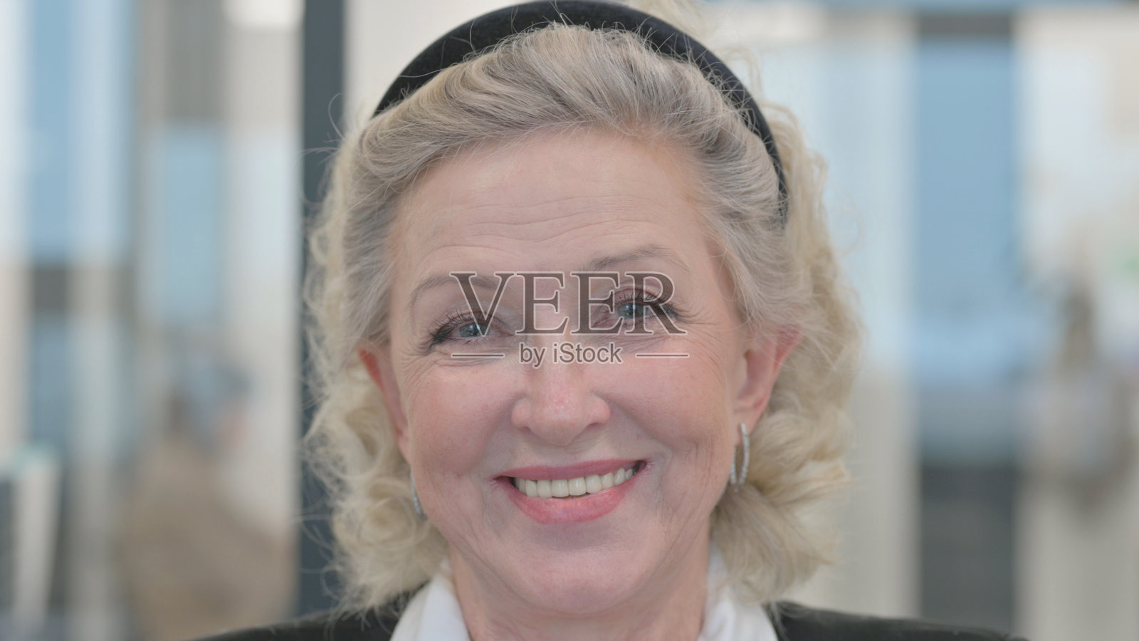 特写微笑的老妇人的脸照片摄影图片