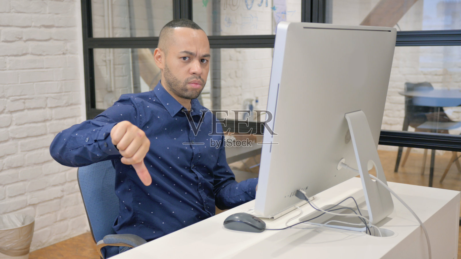 在桌面上工作的西班牙裔商人给出差评照片摄影图片