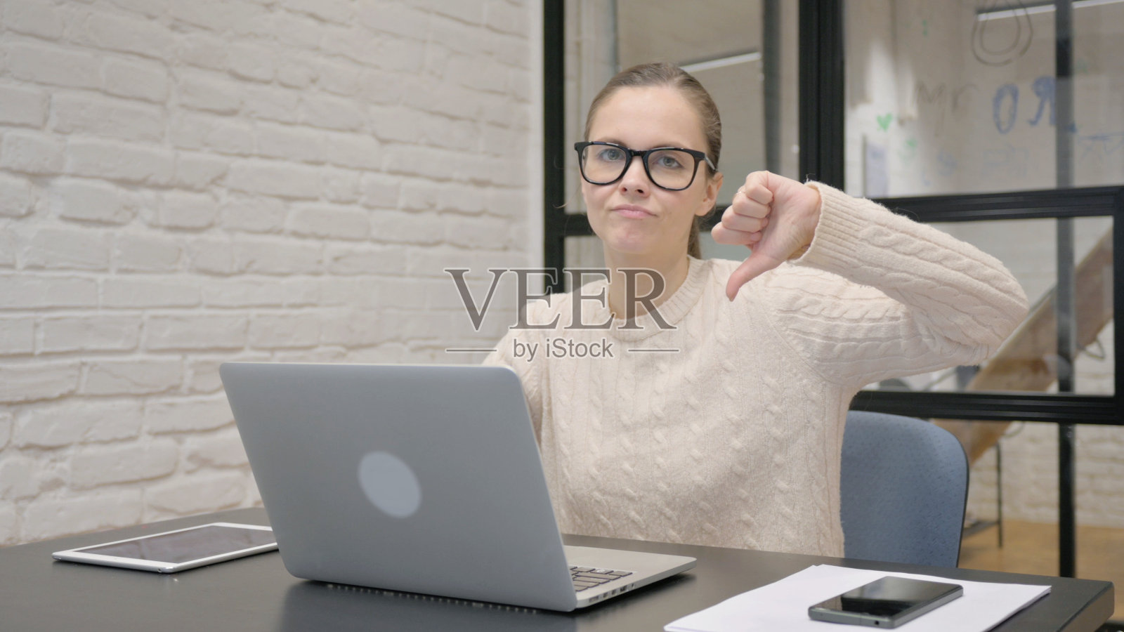 对使用笔记本电脑的创意女性表示不满照片摄影图片