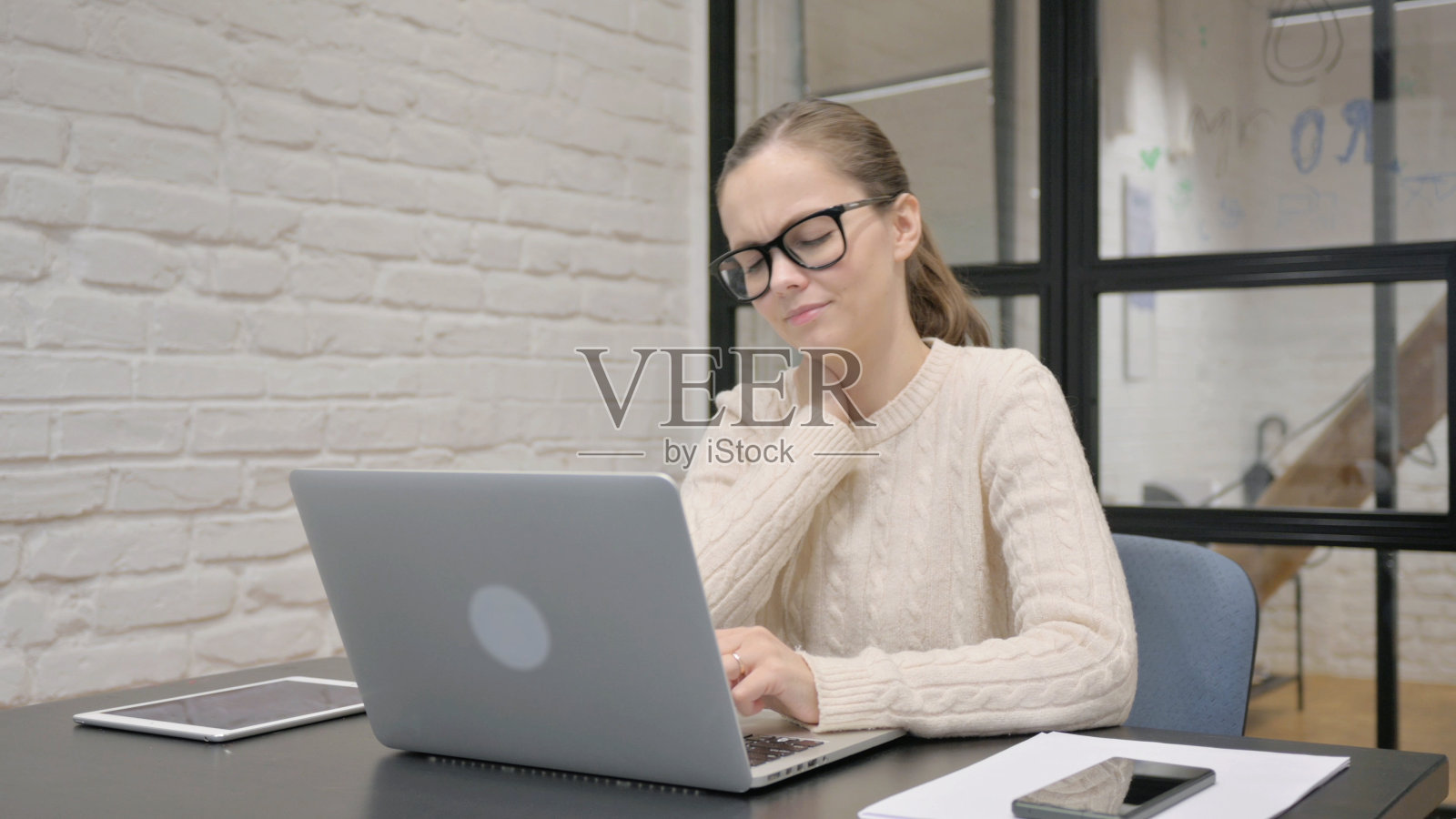 有创造力的女性在工作时脖子痛照片摄影图片