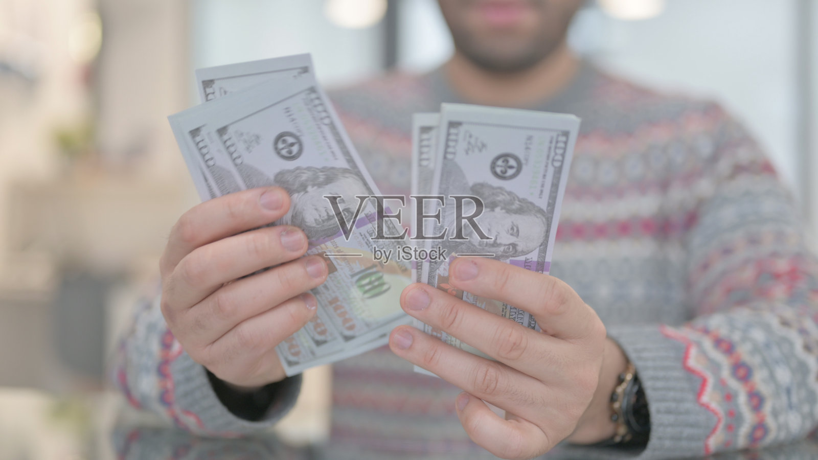 数钱的男性手特写照片摄影图片