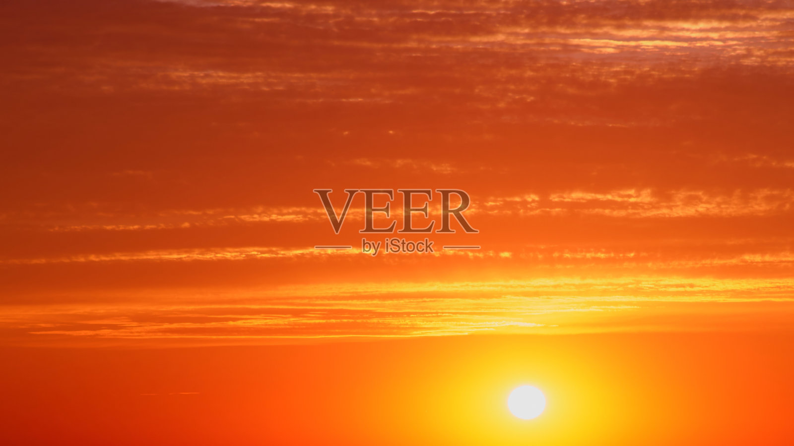 日落在海上与橙色的天空和云，背景。照片摄影图片