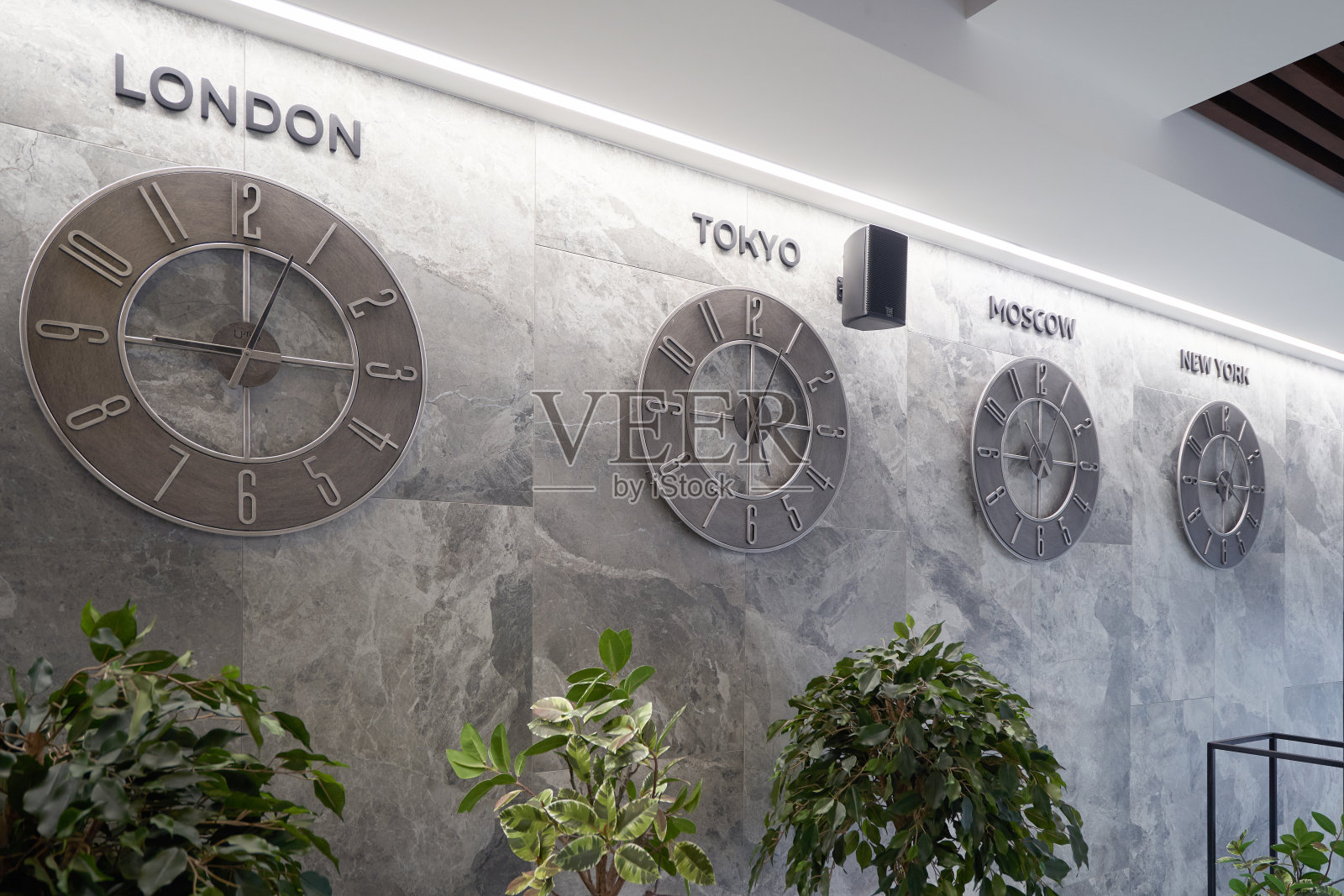 酒店墙上有城市挂钟照片摄影图片