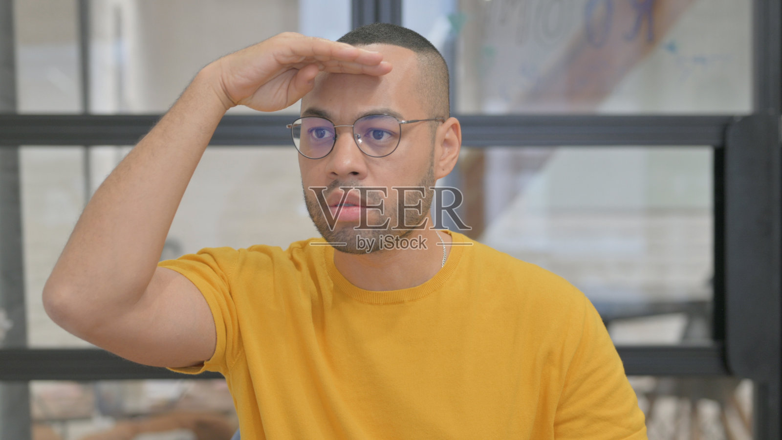 混血儿寻找新机会照片摄影图片