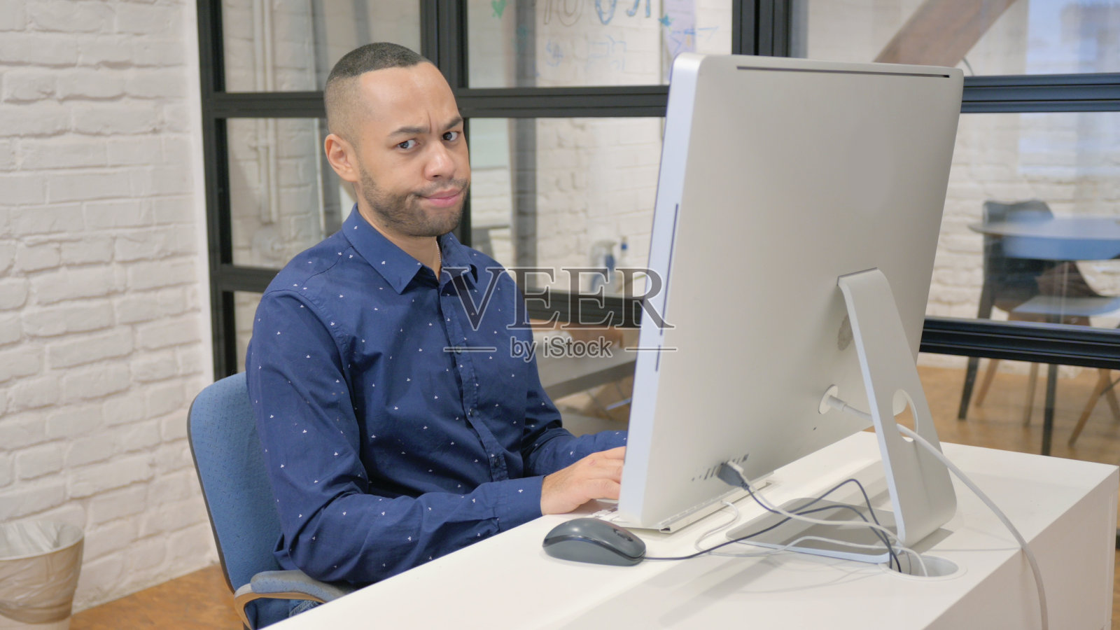 拒绝西班牙商人拒绝在桌面工作照片摄影图片