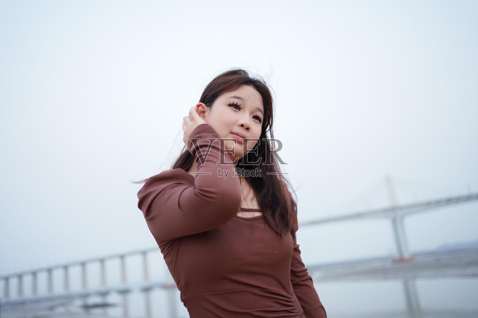 一个年轻的亚洲女人照片摄影图片