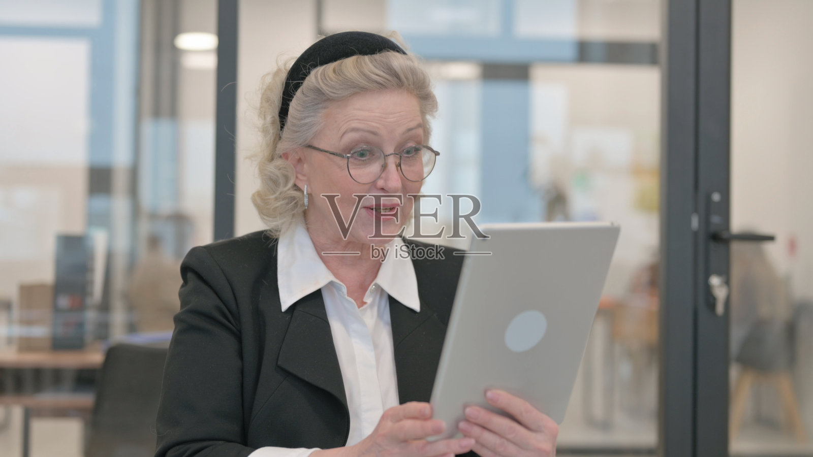 高级女商人使用数字平板电脑的肖像照片摄影图片