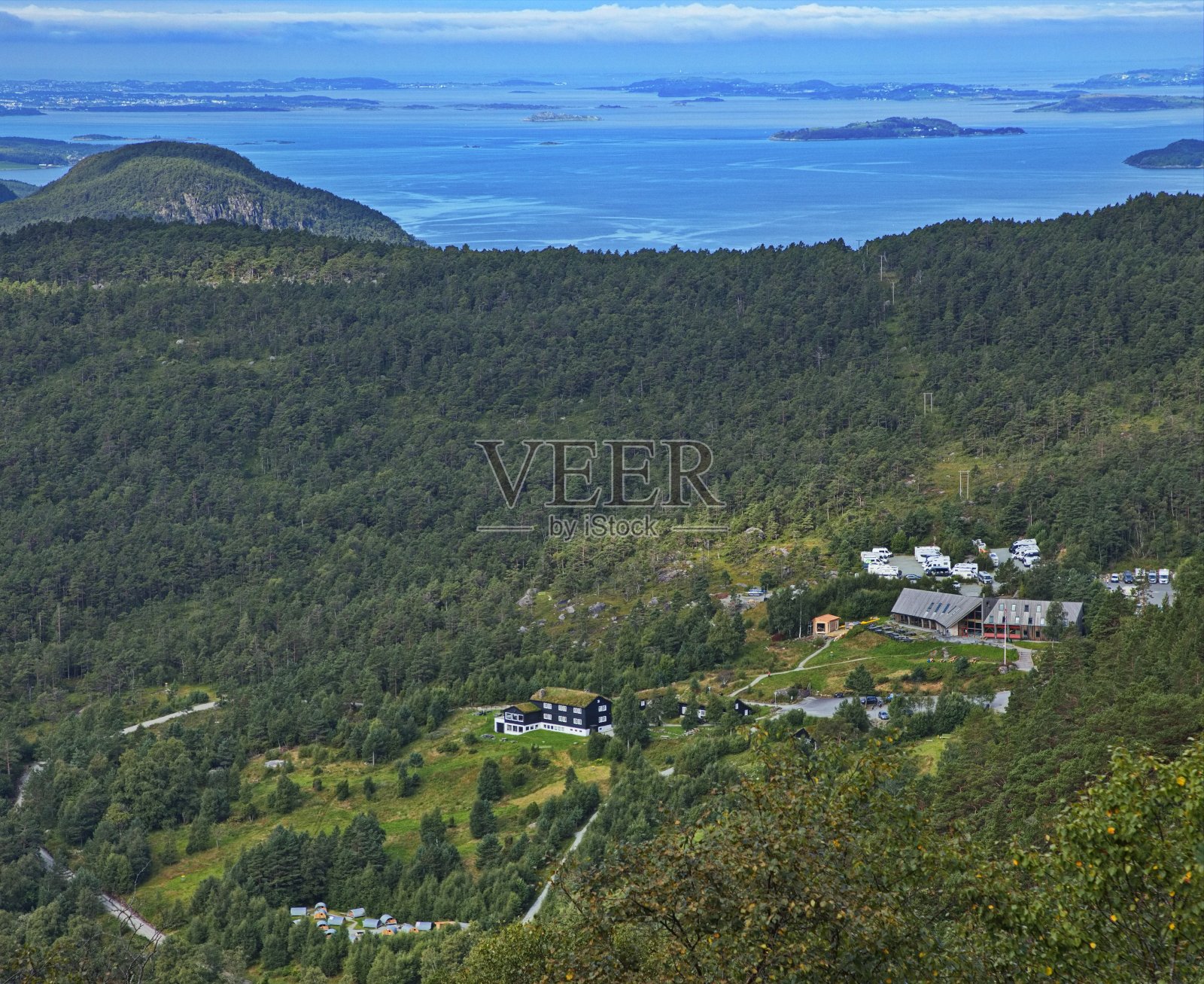 从徒步路线到布道石的信息中心和停车场，欧洲挪威照片摄影图片