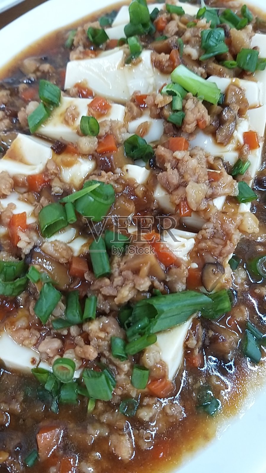 把牛头肉和葱切碎照片摄影图片