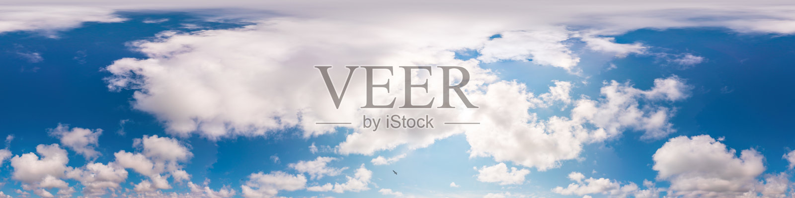 蓝色的夏日天空全景与蓬松的积云。Hdr无缝球面等矩形360全景。天空圆顶或天顶3D可视化和天空替换空中无人机360全景。照片摄影图片