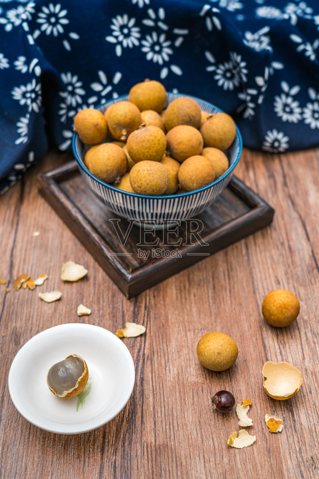 桌上放着一碗新鲜的桂圆照片摄影图片