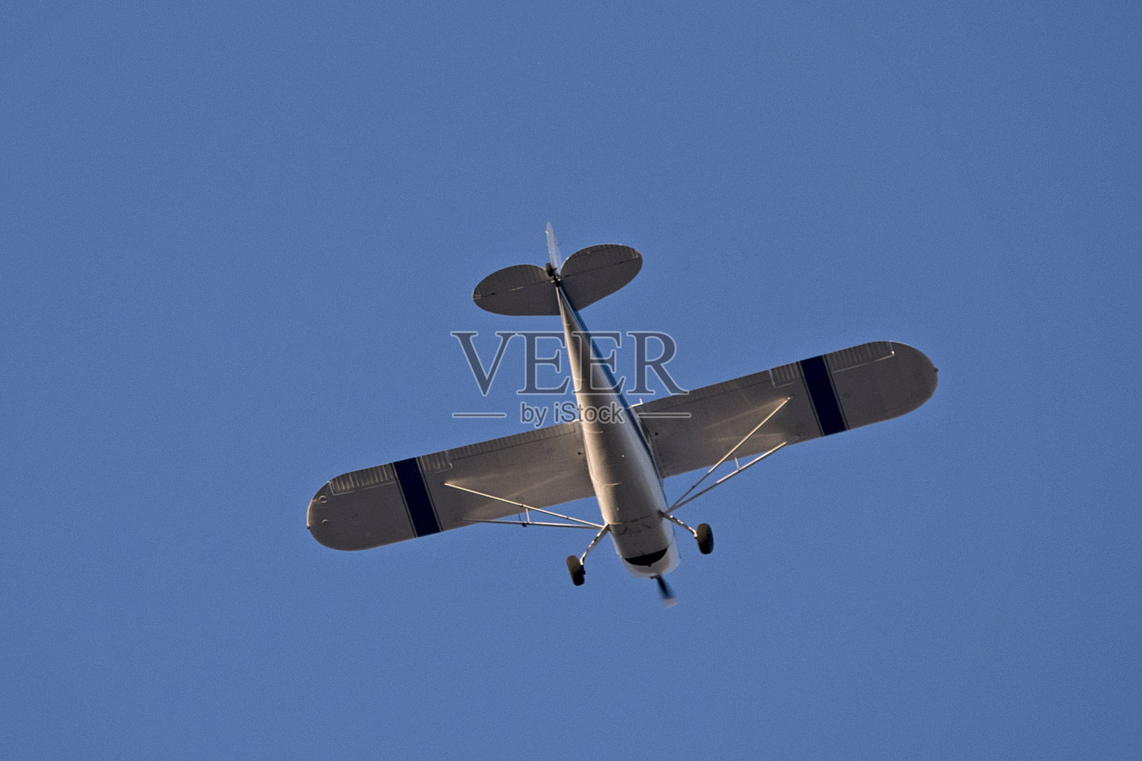 蓝天里的小飞行照片摄影图片