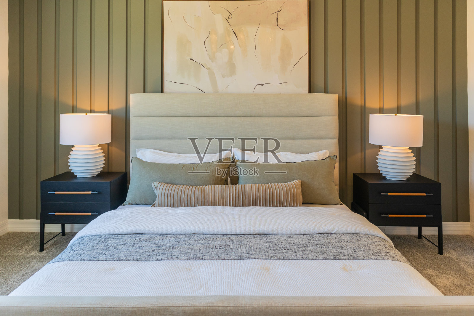 床的正面视图与软垫床头板对绿色木板墙照片摄影图片