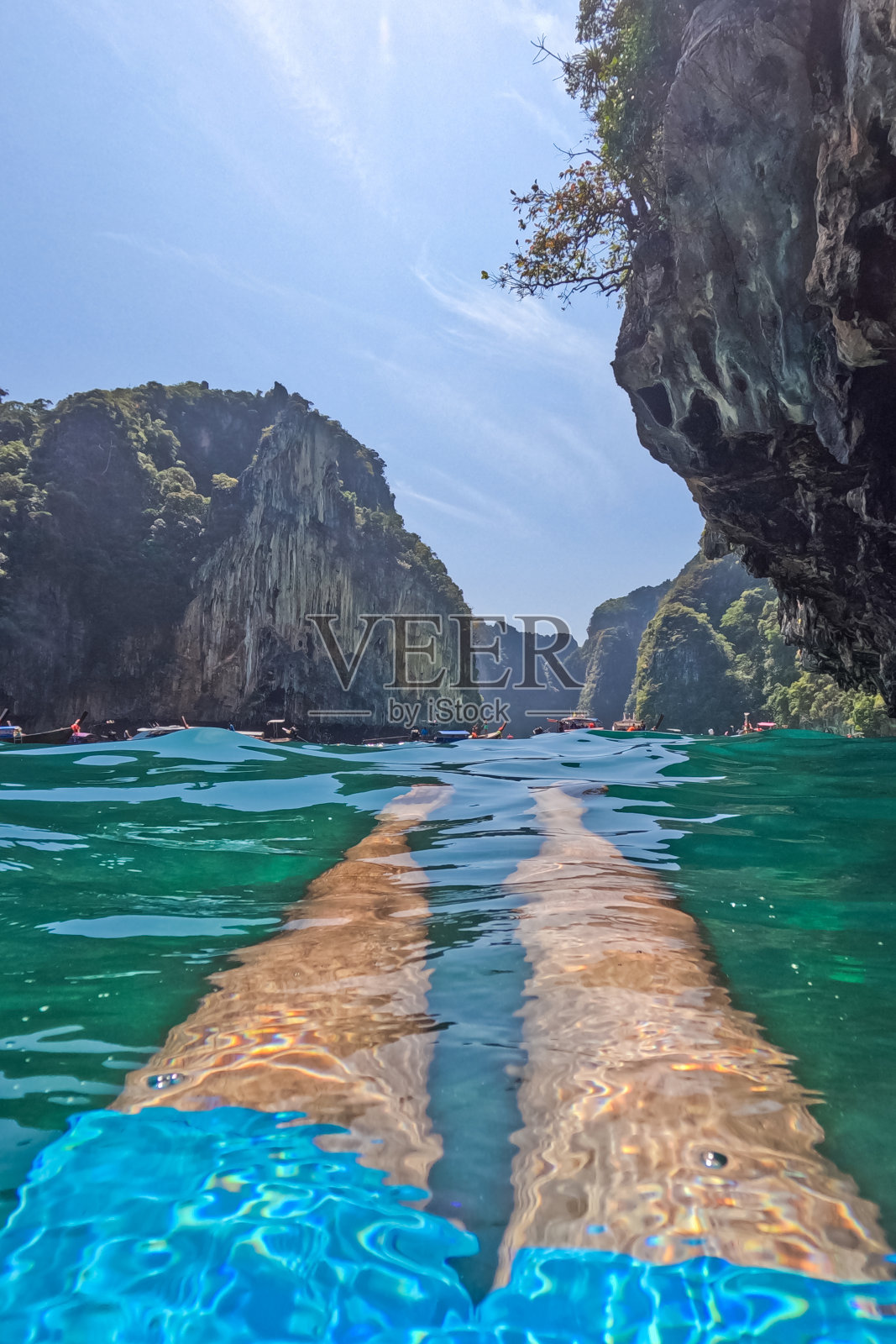 在泰国皮皮岛游泳的年轻人的脚照片摄影图片