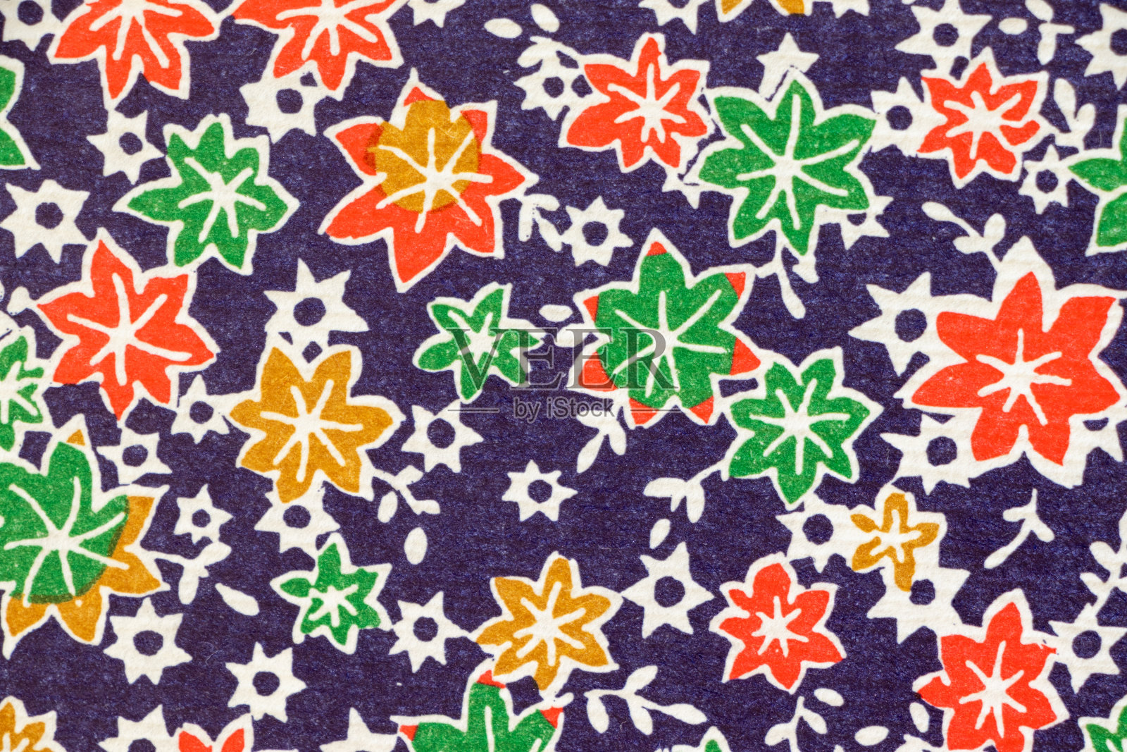 日本图案的彩色枫叶在深蓝色的背景照片摄影图片