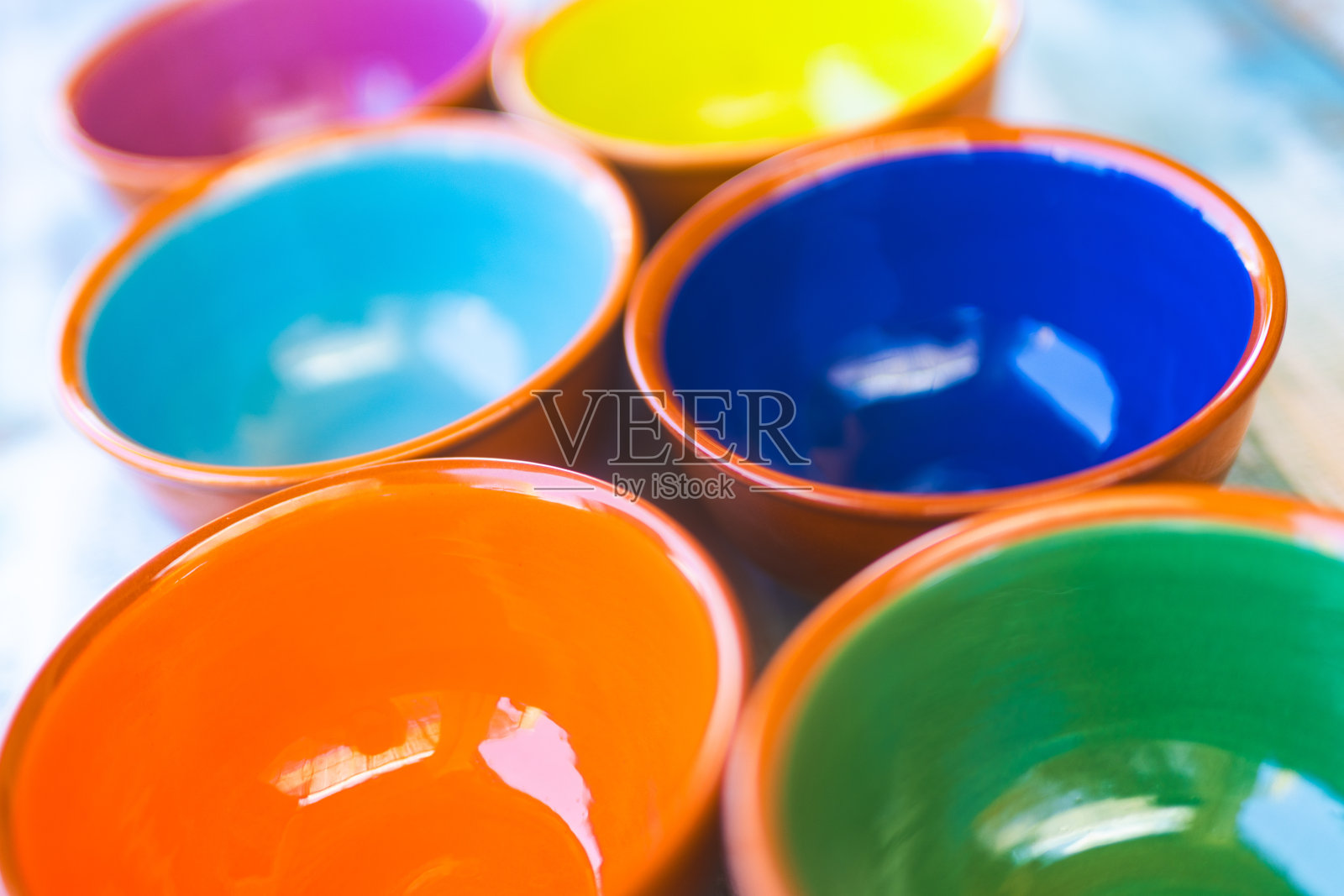 各种充满活力的马略卡陶瓷碗提出强调的颜色照片摄影图片