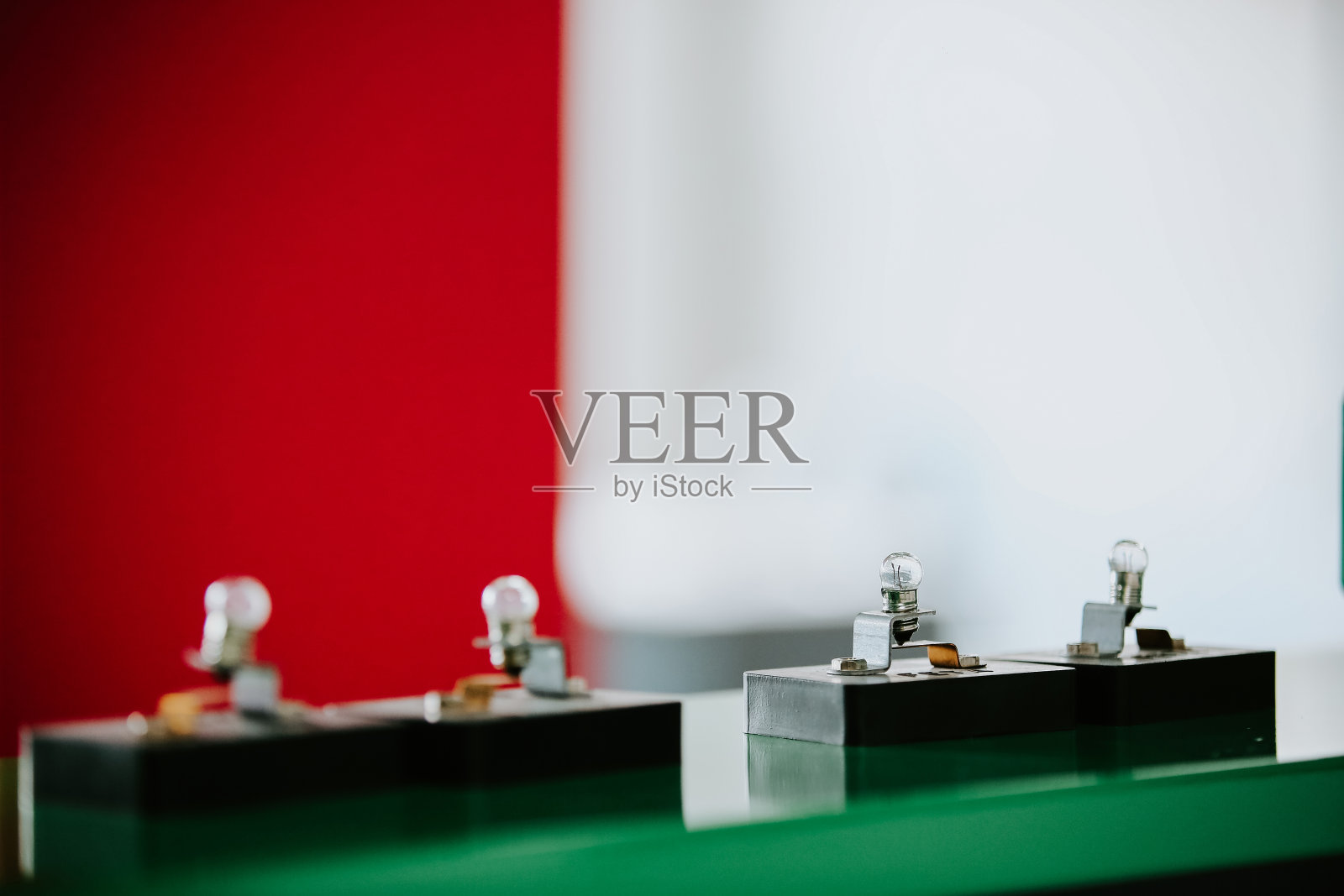 木制支架上五颜六色的试管照片摄影图片