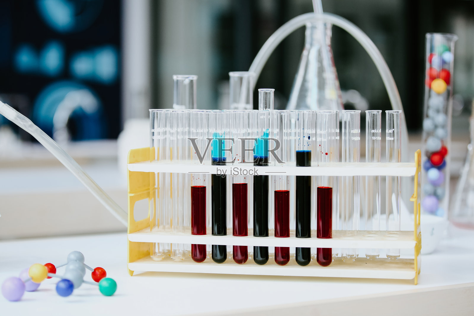 木制支架上五颜六色的试管照片摄影图片