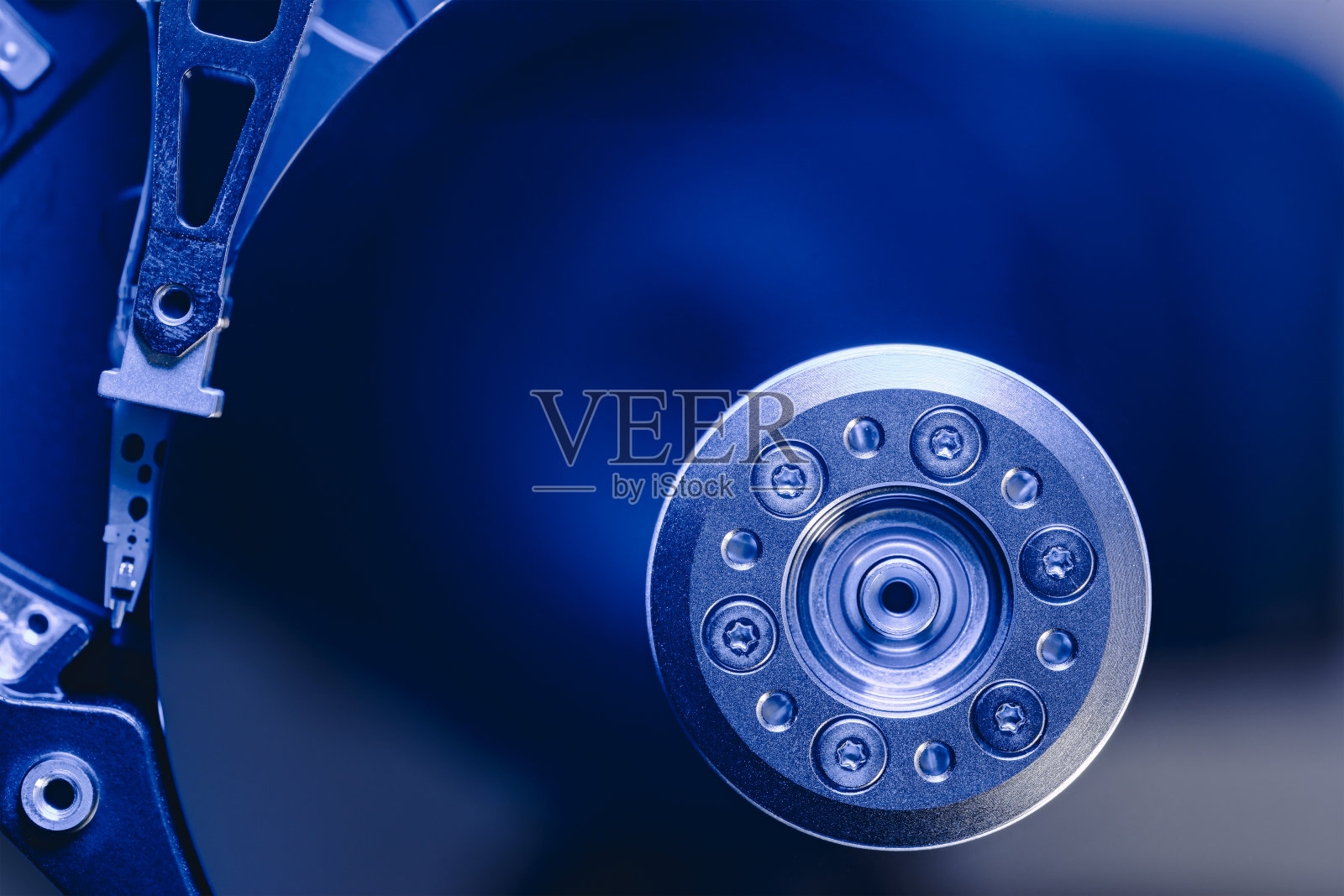 没有屏蔽盖的电脑硬盘驱动器。硬盘数据存储。照片摄影图片