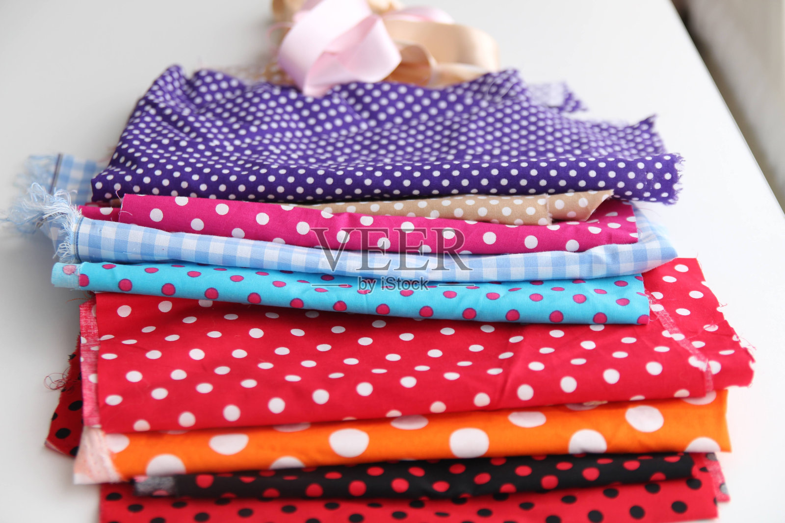 彩色织物叠放照片摄影图片