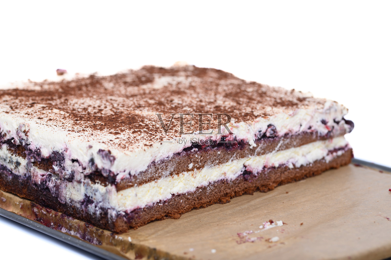 美味的分层蛋糕，巧克力海绵蛋糕与加仑果酱和鲜奶油奶油照片摄影图片