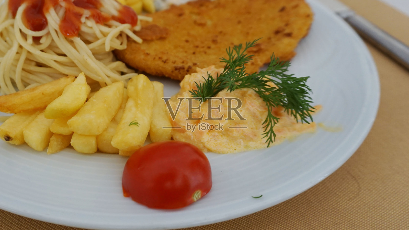 儿童菜单，意大利面，烤面包，炸肉排，肉丸子照片摄影图片