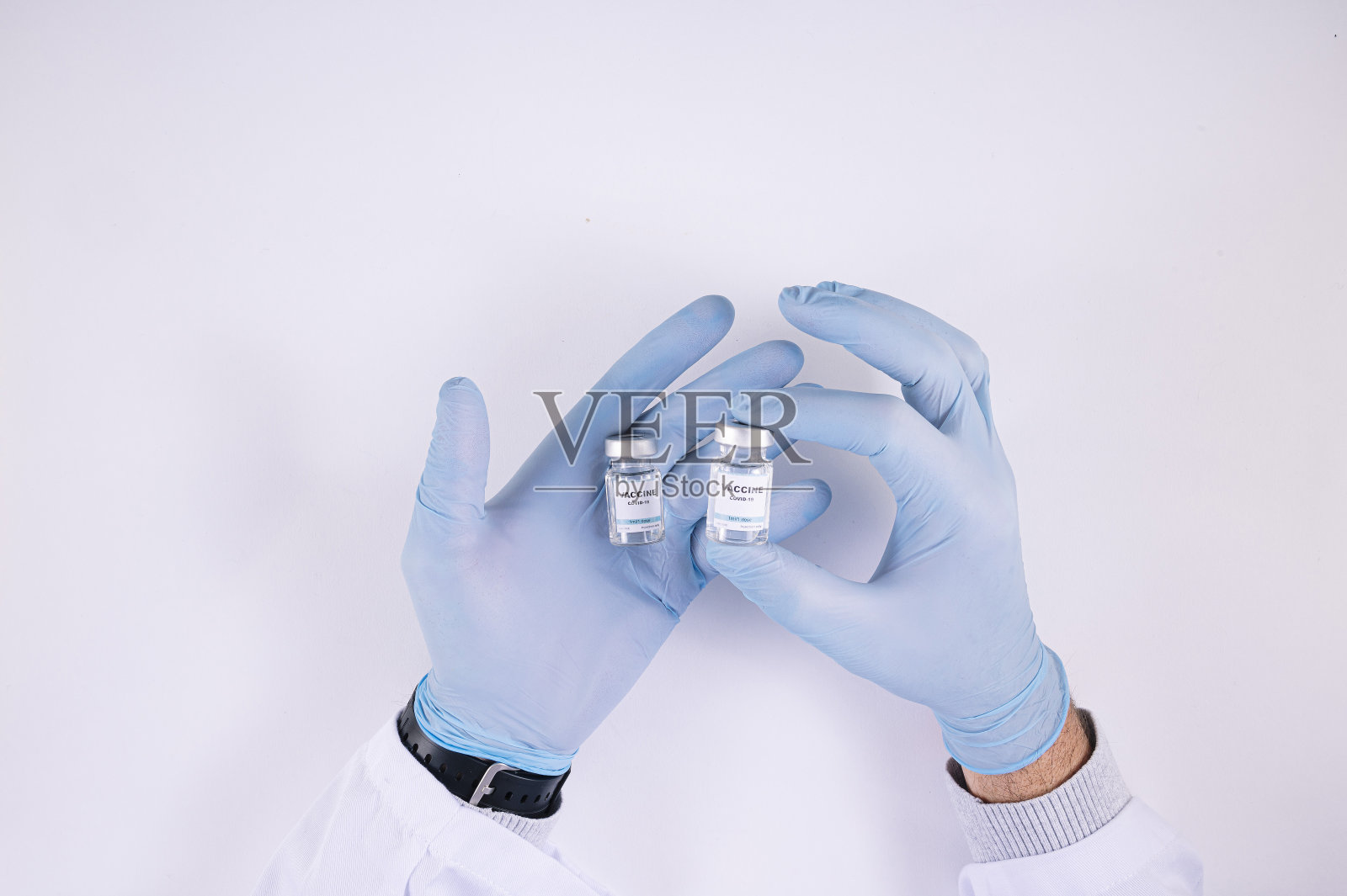 医生在实验室办公桌前分析COVID-19疫苗接种情况照片摄影图片