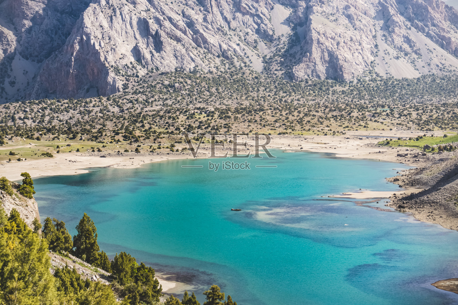 蓝色的库利卡隆湖在山谷盆地从高度的通行证在一个阳光明媚的夏天在塔吉克斯坦的风扇山脉照片摄影图片