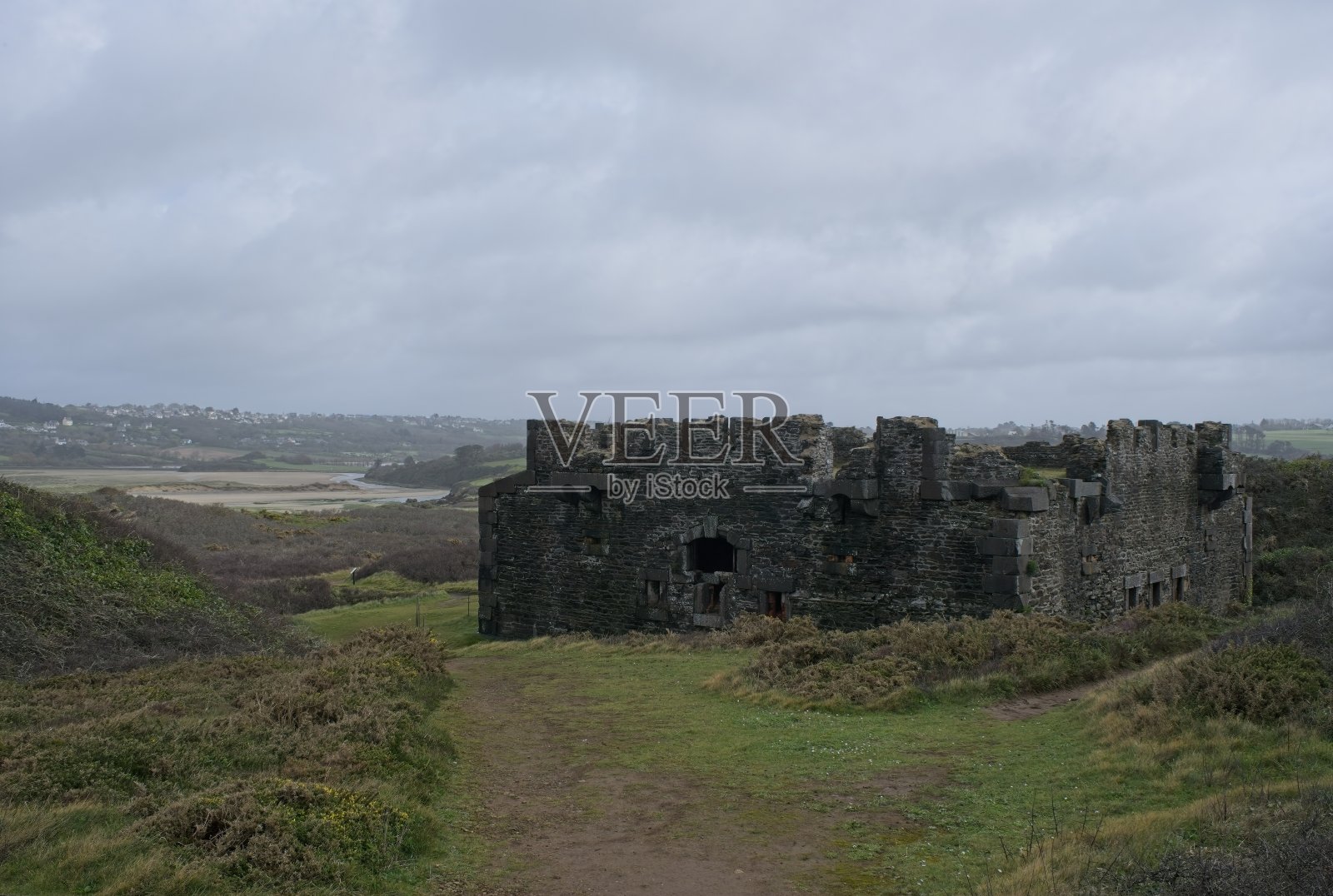 布列塔尼Finistere的Aber要塞。它位于特雷贝隆两个小村庄之间。多云的春日。有选择性的重点照片摄影图片