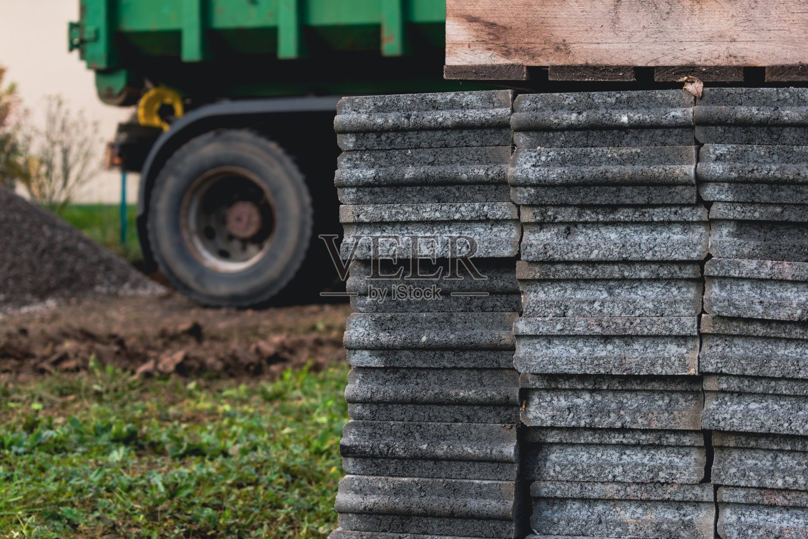 混凝土花园边界用水泥划分小路、停车场、人行道和花坛照片摄影图片