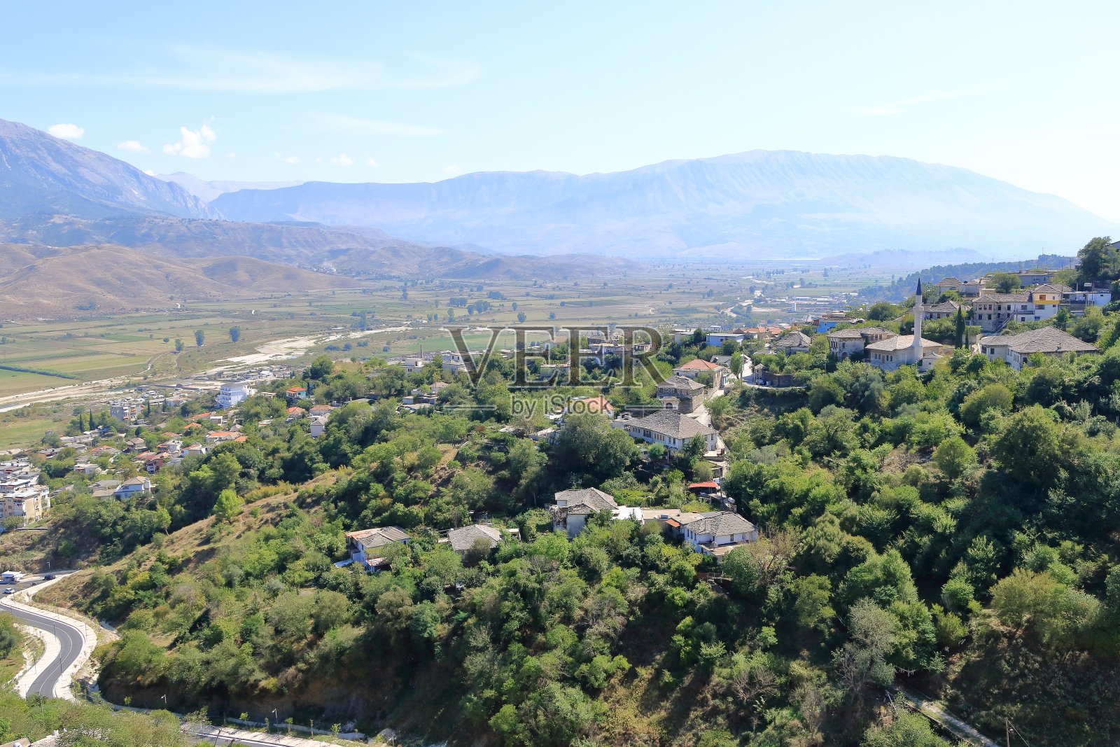 吉罗卡斯特拉、德里诺河谷和周围群山的壮丽景色照片摄影图片