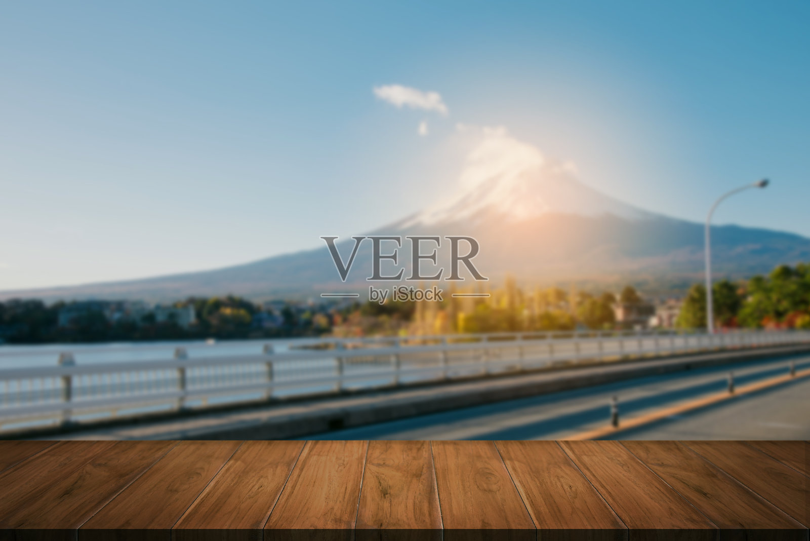 空木桌的自由空间和美丽的自然风光。照片摄影图片