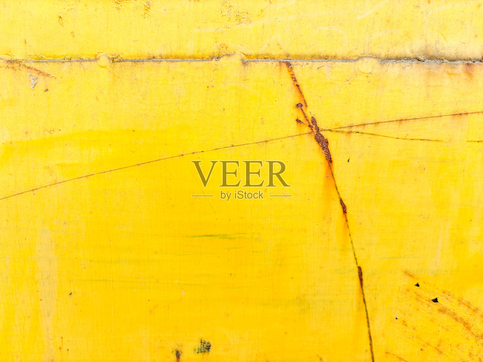 一面黄墙，上面有个锈迹照片摄影图片