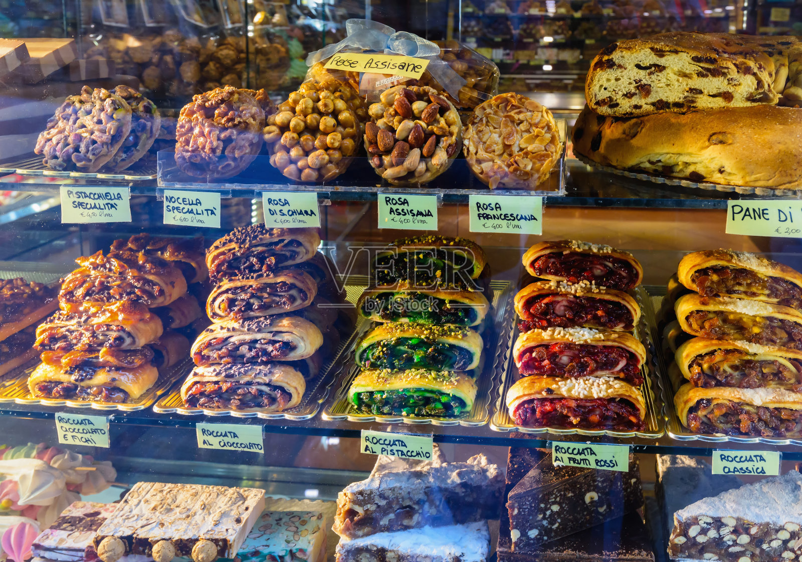 意大利翁布里亚亚阿西西美味的传统坚果糕点。旅行者的美味小吃照片摄影图片