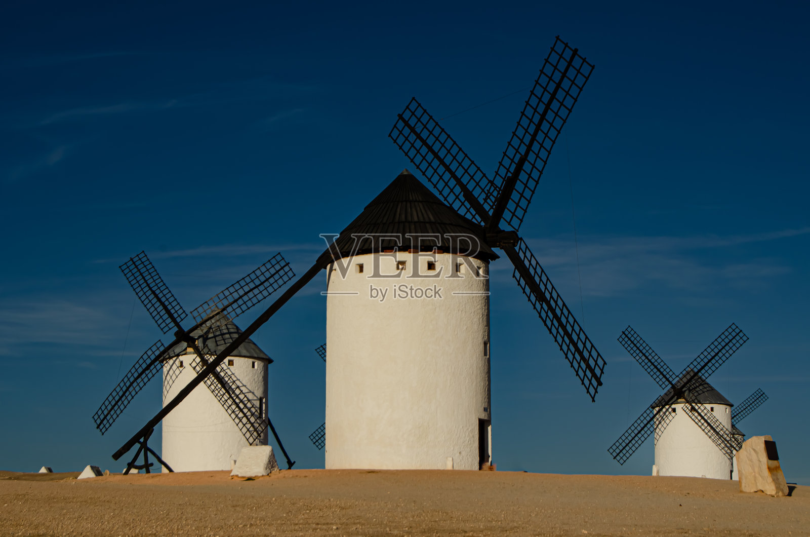 坎波德克里普塔纳夕阳下的几座风车照片摄影图片