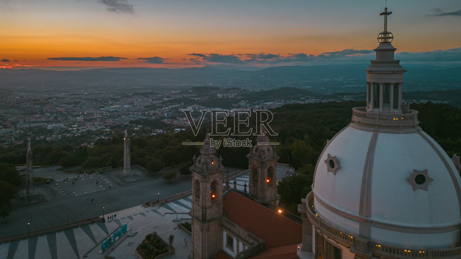 日落在Sameiro保护区，位于布拉加，葡萄牙照片摄影图片