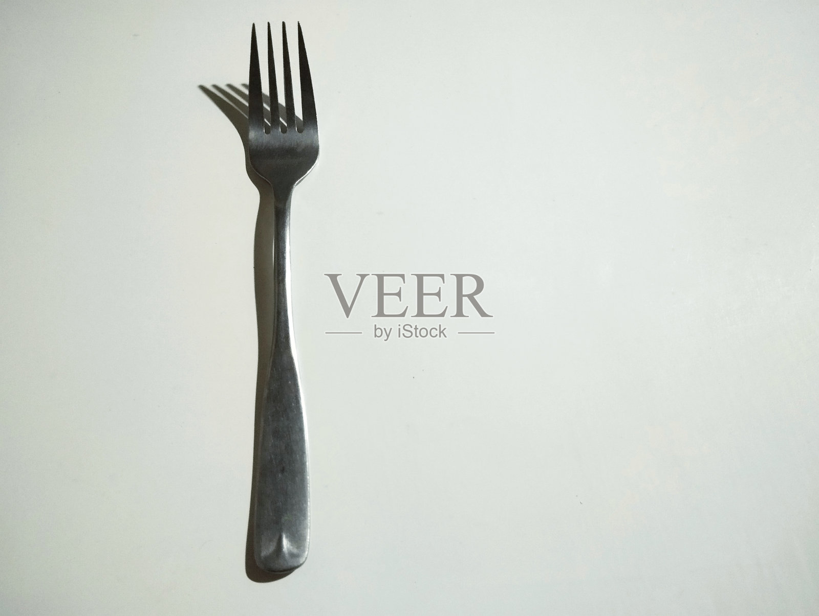 在白色背景中分离出叉子照片摄影图片