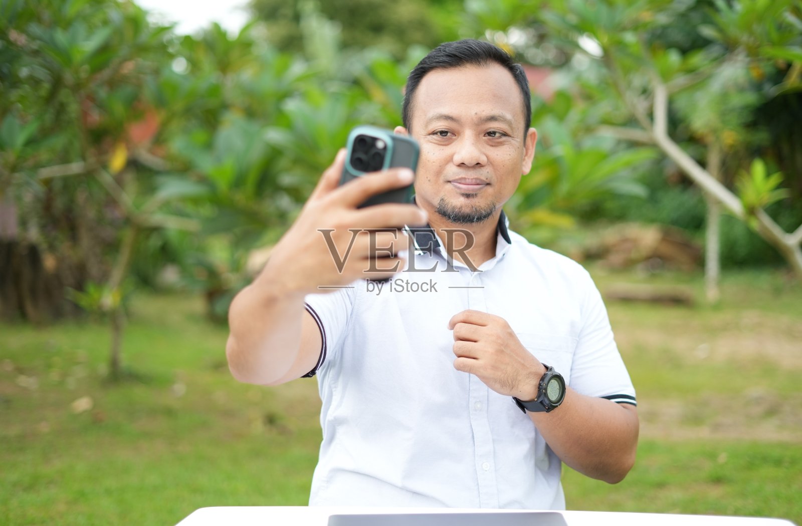 一个坐着的亚洲男人的面部表情照片摄影图片