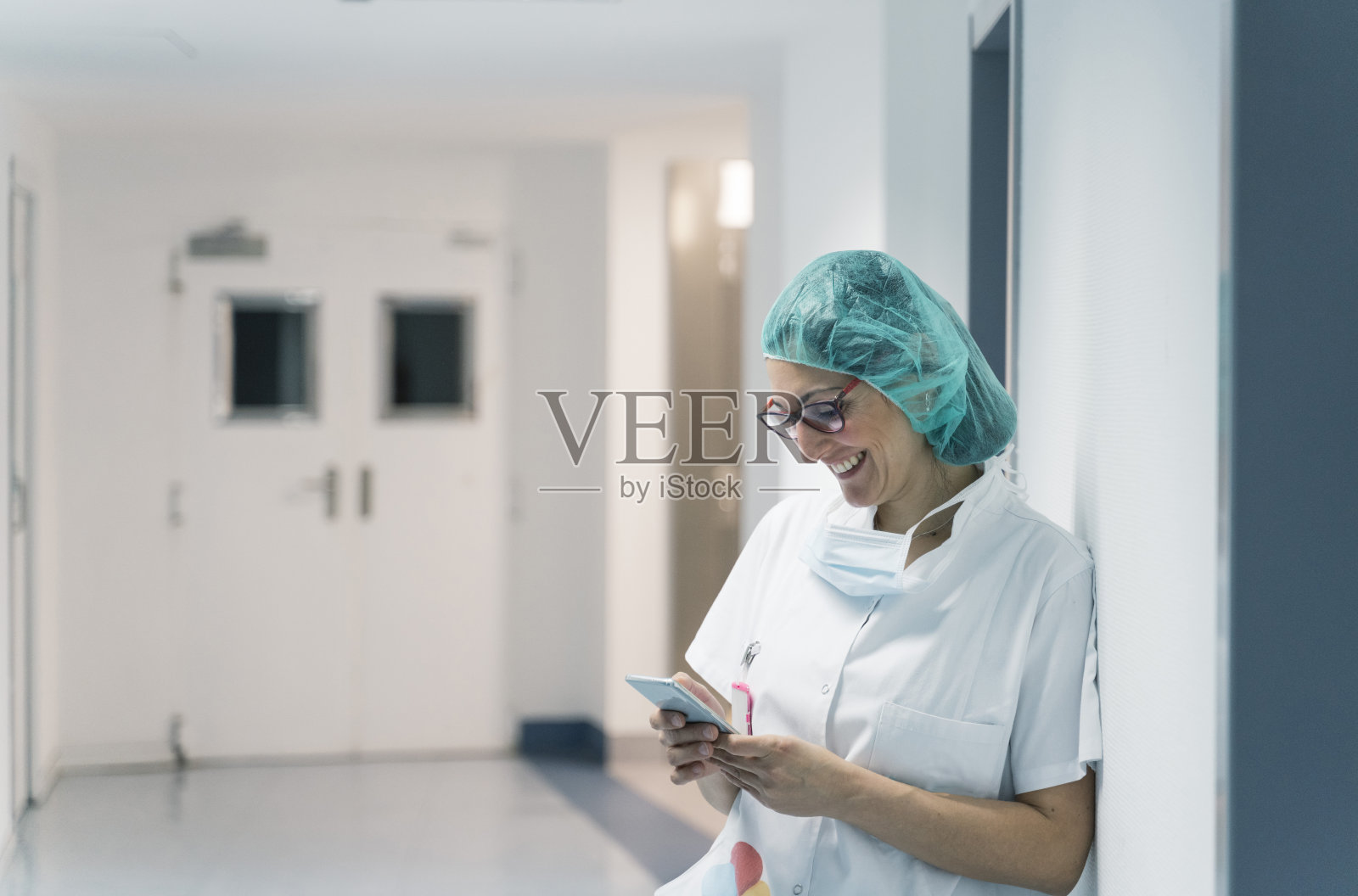 美丽的女医生在医院使用手机照片摄影图片